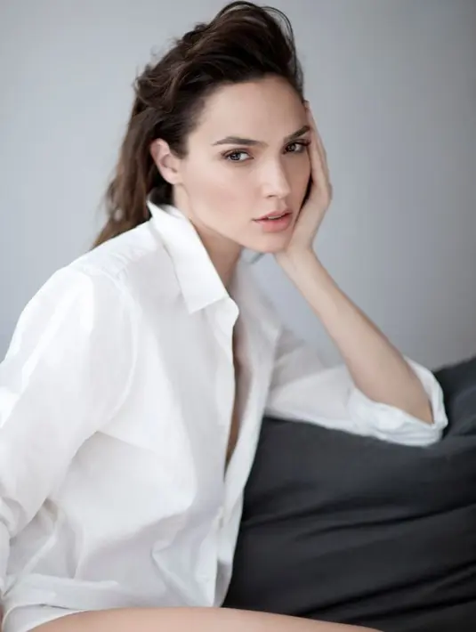 Masih dengan penampilan yang sederhana, aura Gal Gadot begitu terpancar hanya degan mengenakan kemeja putih yang simple. Ia juga tidak memakai riasan wajah yang berlebihan. (Instagram/gal_gadot)