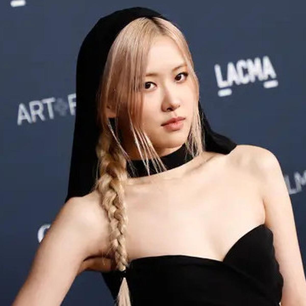 Rose Blackpink Pamer Tujuh Gaya Memukau saat Kibarkan Bendera di F1 Miami Grand Prix 2025