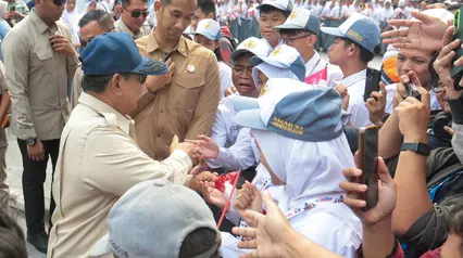 Momen Prabowo Sapa Warga dan Pelajar Usai Resmikan LRT Manggarai