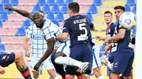 Inter Milan menghadapi Crotone pada pertandingan pekan ke-34 Serie A di Stadio Ezio Scida, Sabtu (1/5/2021) malam WIB. Inter pun berhasil membungkam Crotone dengan skor 2-0. (AFP/Giovanni Isolino)