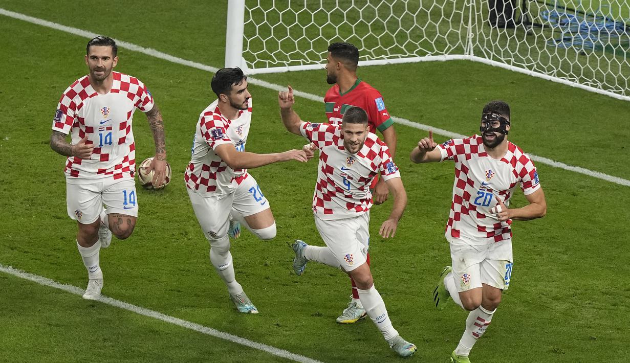 Bek Kroasia, Josko Gvardiol (kanan) berselebrasi usai mencetek gol ke gawang Maroko selama pertandingan playoff perebutan juara ketiga Piala Dunia 2022 di Khalifa International Stadium di Doha, Qatar, Sabtu (17/12/2022). Kroasia meraih juara ketiga Piala Dunia 2022 usai menang 2-1 atas Maroko.(AP Photo/Martin Meissner)