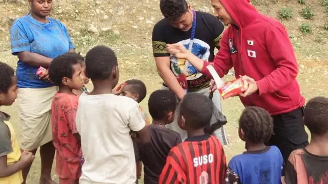 Sosok Brimob Eko Putra saat Bersama Anak-anak Sekitar Pos Brimob Papua