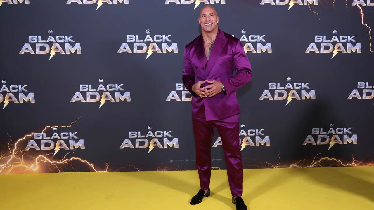 Dwayne Johnson Tampil Nyentrik Pakai Tuksedo Satin Ungu di Pemutaran Perdana Film Black Adam