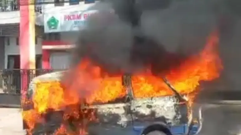Mobil Ceryy bermuatan BBM  terbakar di Jalan Raya Genteng Banyuwangi. (Istimewa)