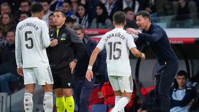 Pelatih Real Madrid, Xabi Alonso (kanan), memberikan instruksi pada Arda Guler di laga kontra Celta Vigo di pekan ke-15 La Liga 2025/2026 di Santiago Bernabeu, Senin (08/12/2025) dini hari WIB.