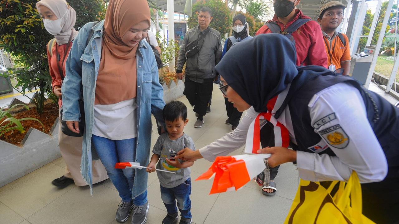 Peringatan Sumpah Pemuda di KRL Commuter Line