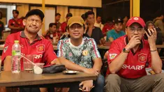 Ekspresi kecewa Ibnu Jamil, Rian d'Masiv, dan Mario Delano saat Roaring Night Liga Inggris antara Manchester City melawan Manchester United di Picth 98, Kemang, Jakarta, Minggu (03/03/2024) malam WIB. (Bola.com/Abdul Aziz)