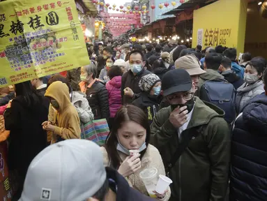 Pengunjung berbelanja untuk perayaan Tahun Baru Imlek yang akan datang di pasar Jalan Dihua di Taipei, Taiwan, Jumat, 20 Januari 2023. Pembeli Taiwan mulai berburu makanan lezat, makanan kering, dan barang murah lainnya di pasar menjelang perayaan Tahun Baru Imlek yang menurut kalender lunar akan berlangsung pada 22 Januari. (AP Photo/Chiang Ying-ying)