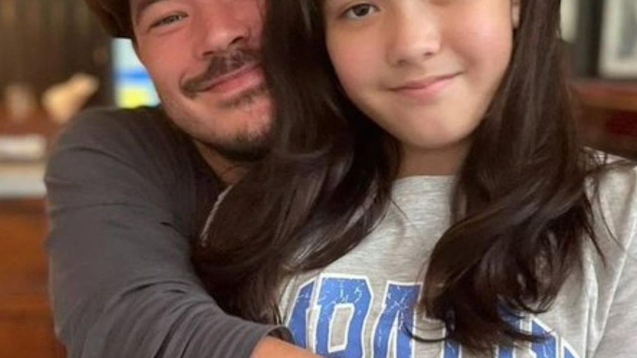 Orangtuanya sangat menyayanginya. Mikha bergantian tinggal di rumah mama atau papanya.