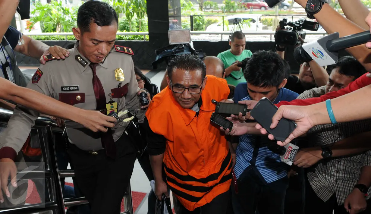Pengusaha Ichsan Suaidi KPK saat akan menjalani pemeriksaan Perdana di gedung KPK, Jakarta, (26/2). Ia menerima suap sebesar Rp400 Juta melalui pengacara Awan Lazuardi Embat guna menunda pengiriman salinan putusan kasasi. (Liputan6.com/Helmi Afandi)