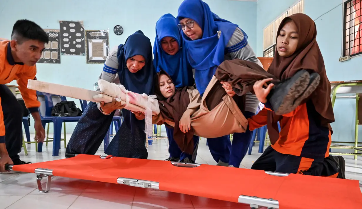 Para siswa juga mendapat pelatihan melakukan pertolongan pertama dan Penanggulangan Penderita Gawat Darurat (PPGD) saat terjadi bencana. (CHAIDEER MAHYUDDIN/AFP)