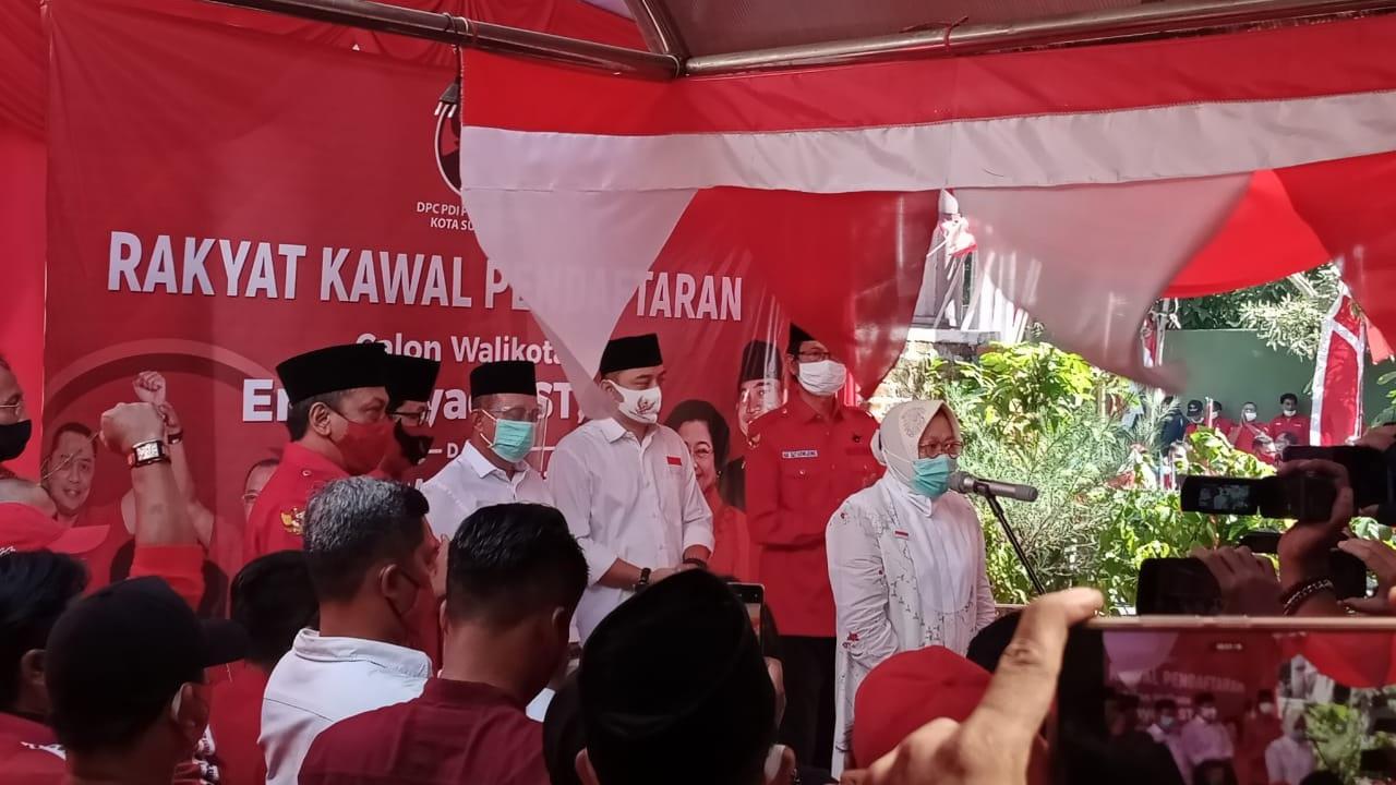 Tri Rismaharini memberikan sambutan sebelum mengantarkan Eri-Armuji mendaftar Pilkada Surabaya.