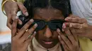 Penggunaan teknologi AI pada kacamata ini untuk menangkap informasi visual dari lingkungan sekitar, kemudian mengolahnya menjadi informasi yang dapat dipahami oleh para disabilitas netra. (NOAH SEELAM/AFP)