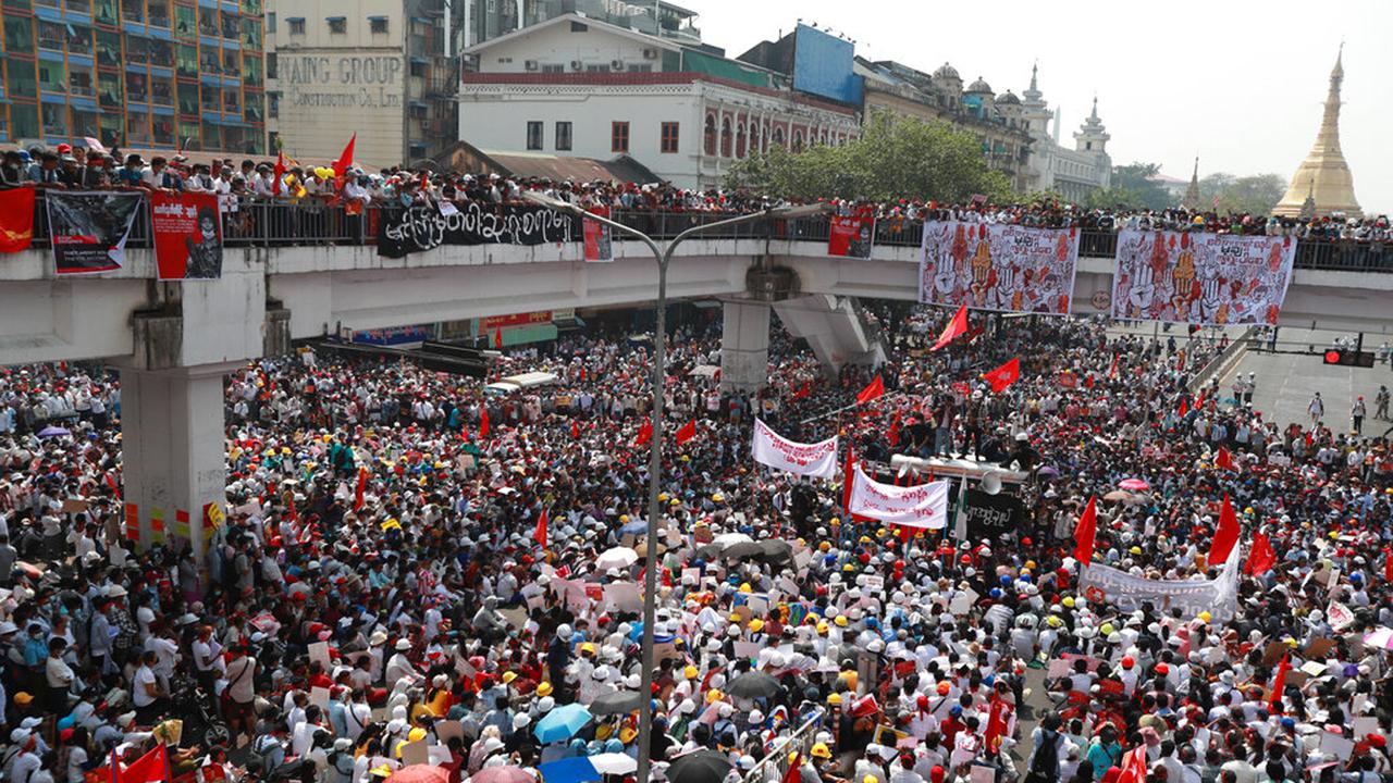 FOTO: Aksi Protes Kudeta Militer Myanmar Terus Berlanjut