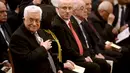 Presiden Palestina Mahmoud Abbas duduk di sebelah kiri saat menghadiri misa Natal di Gereja Nativity, Bethlehem, Jumat ( 25/12/2015). Presiden Abbas rutin mengikuti acara misa Natal yang dirayakan setiap tahun di Bethlehem (REUTERS /Fadi Arouri )