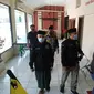 Pengurus PC Pagar Nusa Tuban, ketika mendatangi  Polres Tuban untuk mendorong kasus pengeroyokan diusut tuntas. (Liputan6.com/Ahmad Adirin)