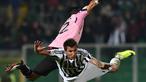 Pemain Juventus, Mario Mandzukic (kanan) berduel udara dengan pemain Palermo pada lanjutan Liga Italia Serie A  di Stadion Renzo Barbera, Palermo, Senin (30/11/2015) dini hari WIB .  (AFP Photo/Gabriel Bouys)