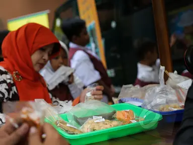 Badan Pengawas Obat dan Makanan (BPOM) melakukan sidak jajanan di SDN 15 Rawamangun, Jakarta, Senin (13/4/2015). Sidak tersebut untuk mengawasi peredaran makanan serta sosialisasi terhadap bahaya makanan mengandung formalin. (Liutan6.com/Faizal Fanani)