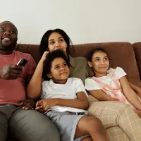 Menonton film bersama keluarga dapat memberikan berbagai dampak baik bagi anak. (Foto: Pexels/August de Richelieu)