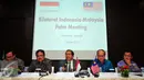 Menko Maritim, Rizal Ramli (tengah) memberikan keterangan saat konpres di Jakarta, Sabtu (3/10/2015). Pemerintah Indonesia bersama Pemerintah Malaysia sepakat membentuk organisasi kelapa sawit. (Liputan6.com/Helmi Afandi)