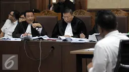 Pengacara Jessica Kumala Wongso mengajukan pertanyaan pada saksi saat persidangan ke 25 di PN Jakpus, Senin (26/9). Persidangan menghadirkan ahli hukum pidana dari Universitas Islam Indonesia, Mudzakkir. (Liputan6.com/Helmi Afandi)