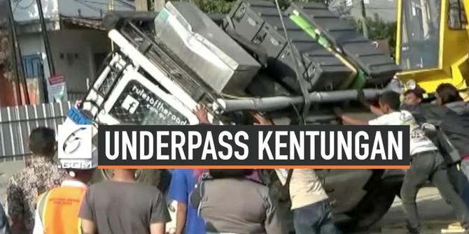 VIDEO: Mobil Turis yang Terperosok di Kentungan Dievakuasi