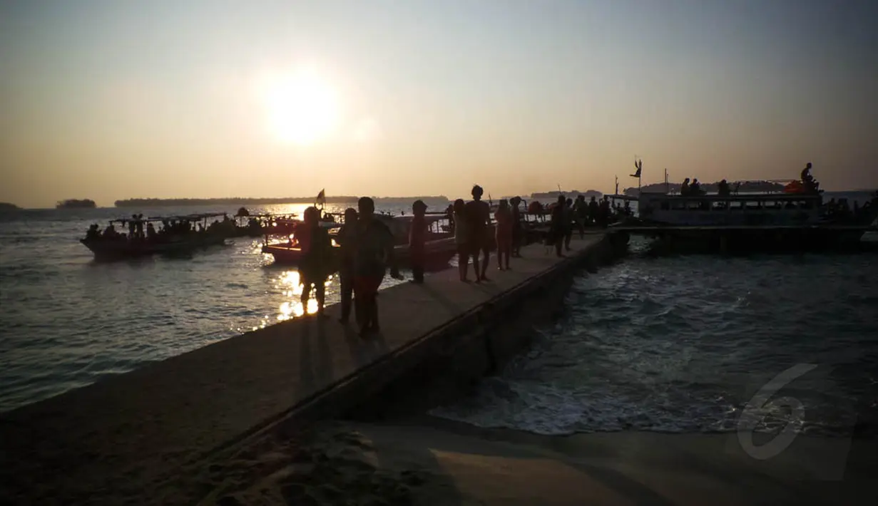 Sejumlah wisatawan tampak menikmati pemandangan matahari terbenam yang memesona, Jakarta, Senin (25/8/14). (Liputan6.com/Faizal Fanani) 
