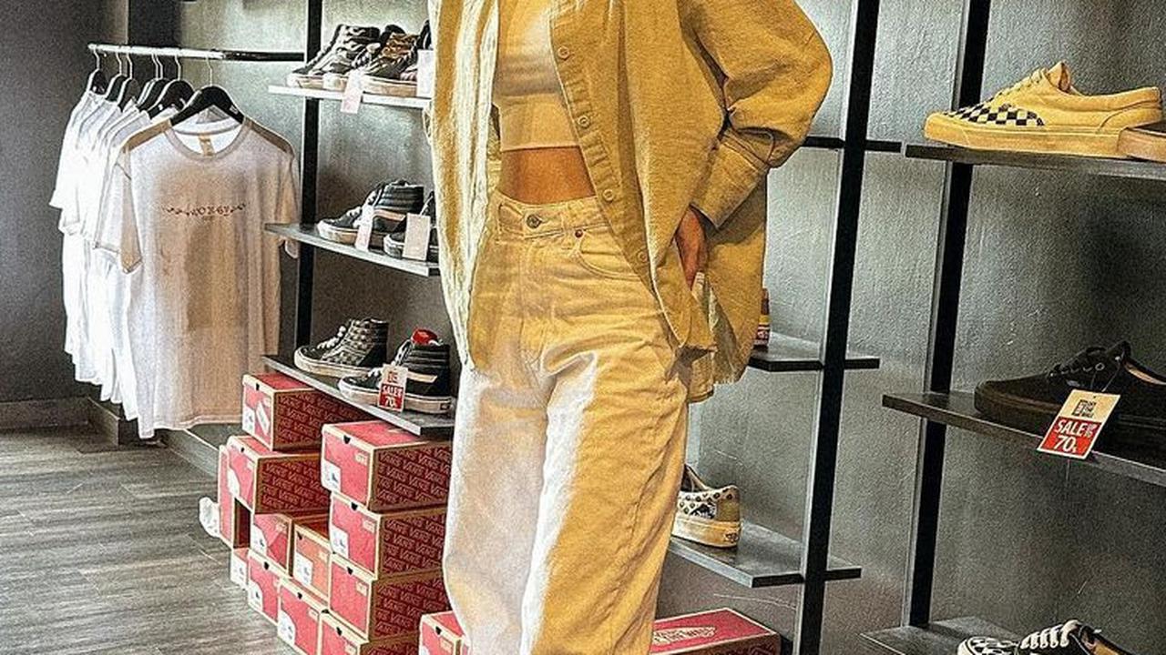 Kegiatan endorse juga masih dilakukan Josephine di akun Instagramnya. Berbagai barang hingga tempat ia promosikan dengan cara sederhana.