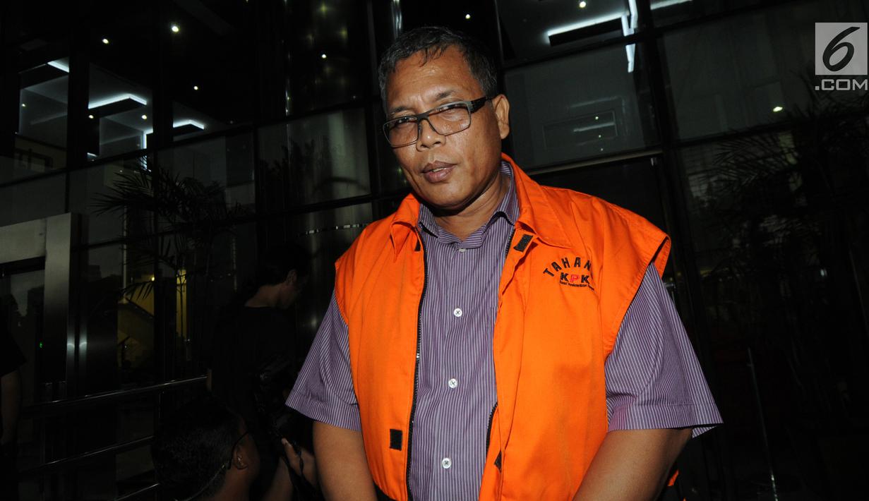 Mantan Kepala Satuan Kerja SPAM Strategis Lampung, Anggiat Partunggul Nahot Simaremare usai pemeriksaan lanjutan di Gedung KPK, Jakarta, Senin (1/4). Anggiat Partunggal diperiksa terkait suap proyek-proyek pembangunan Sistem Penyediaan Air Minum (SPAM) di Kementerian PUPR. (Merdeka.com/Dwi Narwoko)