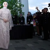 Resepsi pernikahan Laudya Cynthia Bella dan Engku Emran kembali digelar. Setelah keduanya resmi menikah di Kuala Lumpur, Malaysia pada 8 September 2017 lalu, kini resepsi ke-2 kembali dihelat di Bandung, Jawa Barat. (Deki Prayoga/Bintang.com)