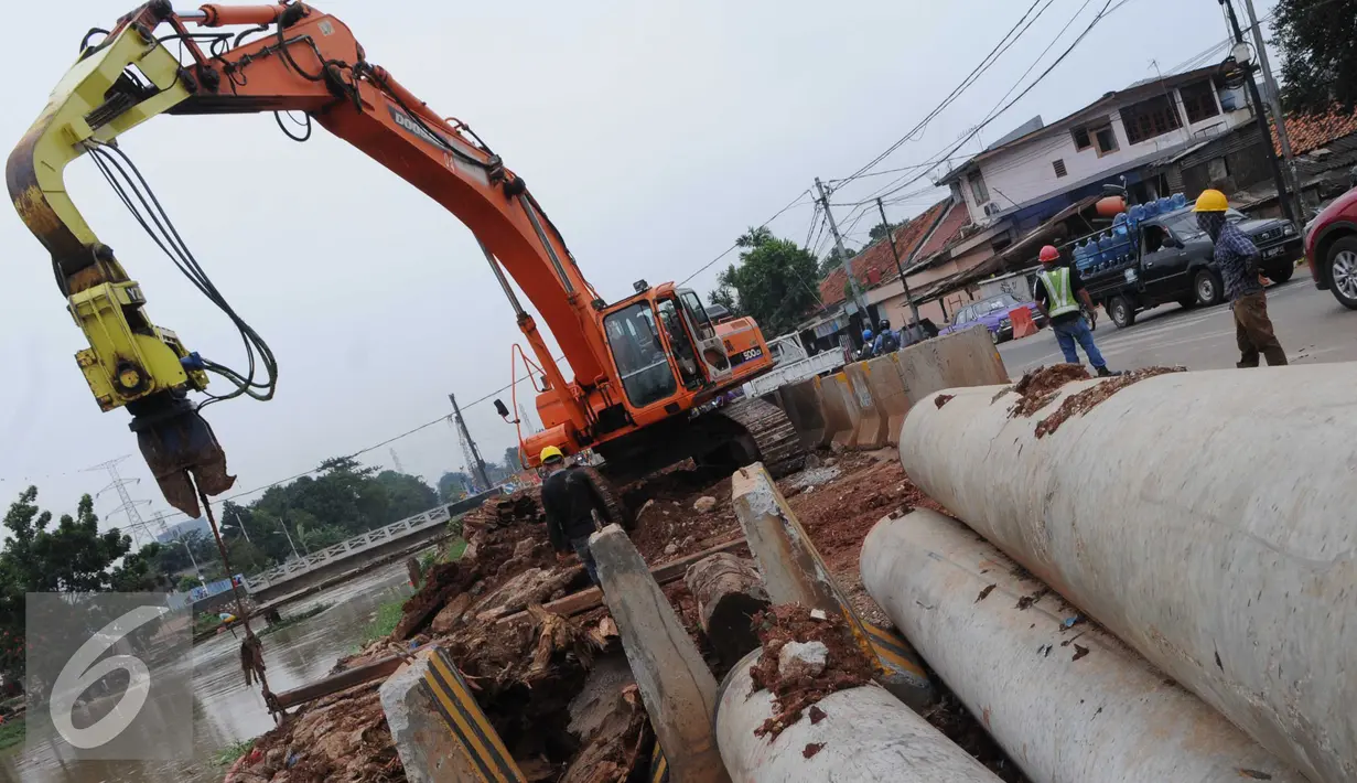 Alat berat saat memasang Tiang Proyek jalan tol Becakayu di Jalan kali malang, Jakarta, Sabtu (28/5) Proyek tol yang sempat mangkrak ini terus di percepat pembangunanya dan di targetkan akhir 2017 akan rampung. (Liputan6.com/Helmi Affandi)