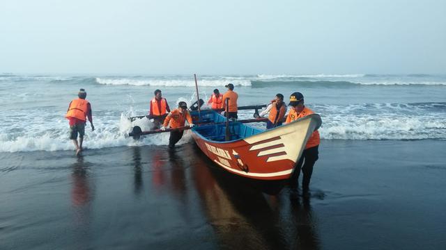 Gelombang Tinggi Laut Kidul Gulung Pencari Rumput Laut 