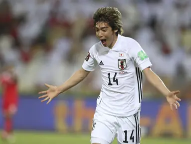 Penyerang Jepang, Junya Ito melakukan selebrasi usai mencetak gol ke gawang Oman pada pertandingan kualifikasi Piala Dunia FIFA Qatar 2022 di Sultan Qaboos Sports Complex, Muscat, Oman, Rabu (17/11/2021). Jepang menang tipis atas Oman 1-0. (AP Photo/Kamran Jebreili)