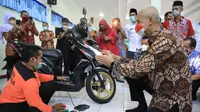 Ganjar saat menghadiri kegiatan Pelatihan Mekanik Sepeda Motor bagi penyandang disabilitas di SMKN Jawa Tengah/Istimewa.
