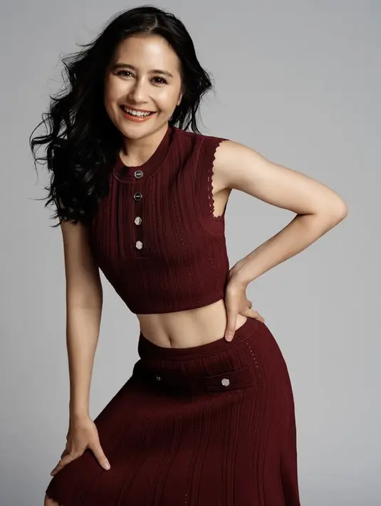 Punya body goals yang jadi impian, Prilly pamerkan outfit kekinian yang memperlihatkan perut berototnya.[Foto: Instagram/ Prilly]