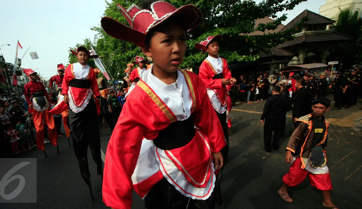 Pemain egrang mengikuti karnaval budaya Keris Summit 2015 di Jl Malioboro, Yogyakarta,  Rabu (28/10/2015). Agenda dari acara ini seperti workshop ,pameran dan penjaulan keris. (Boy T Harjanto)