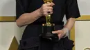 Yuh-Jung Youn, pemenang penghargaan untuk Aktris Pendukung Terbaik dalam film Minari berpose di ruang pers Oscar di Union Station di Los Angeles, Minggu (25/4/2021). Youn Yuh-jung menjadi aktris Korea Selatan pertama yang memenangi Academy Awards atau Piala Oscar. (AP Photo/Chris Pizzello, Pool)