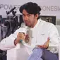 Reza Rahadian menjadi pembicara di talkshow bertajuk ‘Ngobrolin Produksi Film Indonesia’ selama Indonesia Writers Festival 2019 di UMN, Tangerang (7/9/2019). Menurut Reza beberapa film yang penontonnya tidak banyak, mungkin juga dapat menyentuh audience yang sedikit itu. (Liputan6.com/Marsa Aulia)