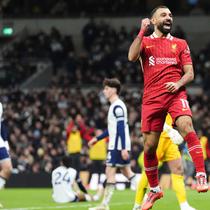 Mo Salah jadi bintang saat membawa Liverpool menaklukkan Tottenham Hotspur pada laga pekan ke-17 Premier League 2024/2025 di Tottenham Hotspur Stadium pada Minggu (22/12/2024). Pada laga ini, pemain asal Mesir ini menorehkan dua gol dan dua assist untuk kemenangan timnya. (Adam Davy/PA via AP)