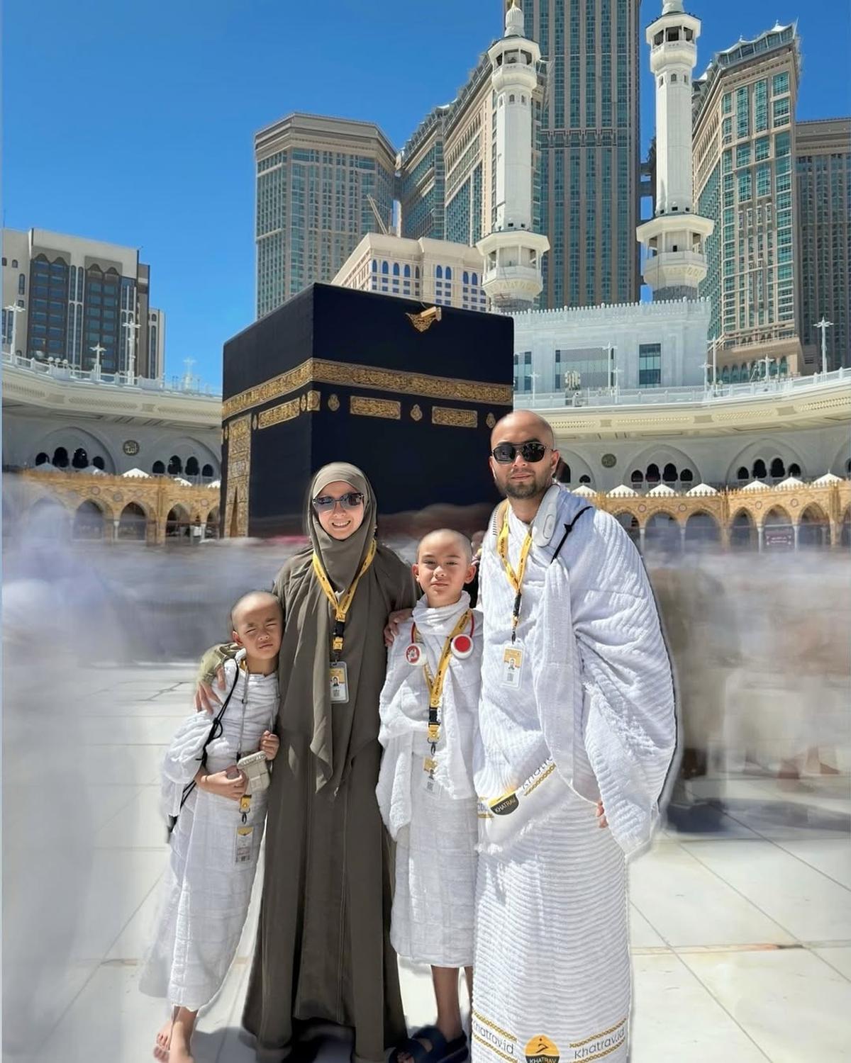7 Potret Revalina S Temat Umrah Bareng Keluarga, Dua Anak Tampil Kompak dengan Rambut Plontos