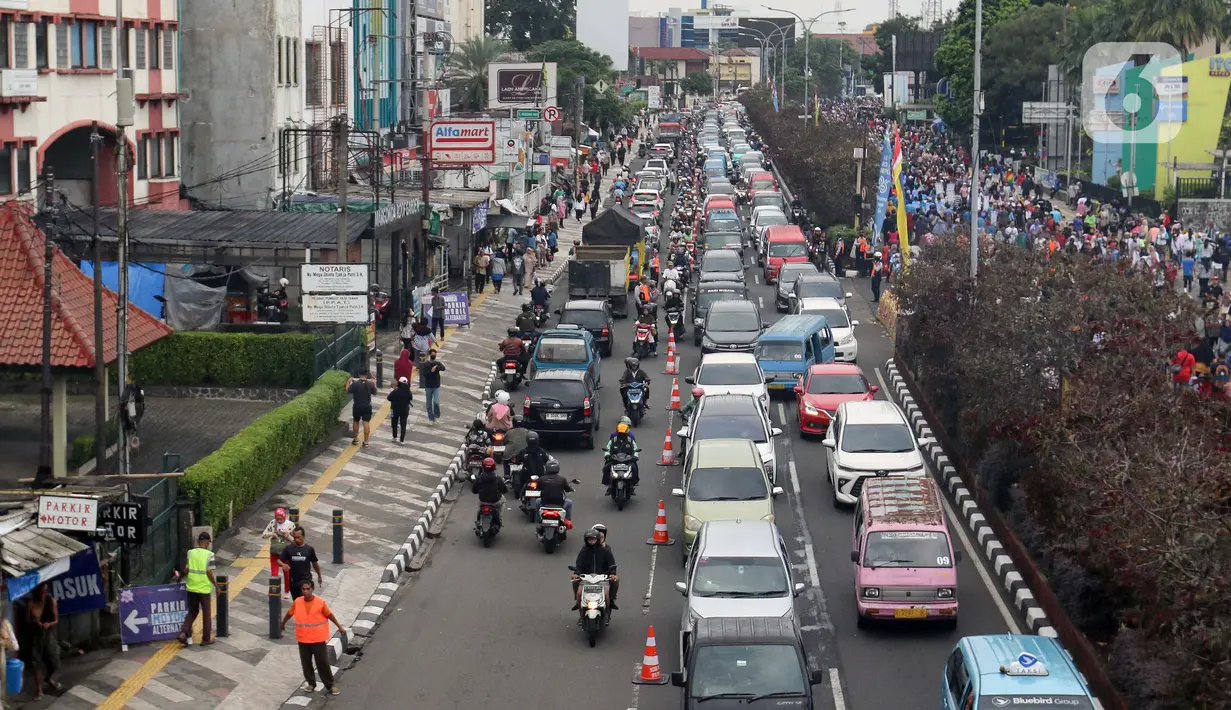 Situasi arus lalu lintas di sebagian Jalan Margonda Raya, kota Depok, Jawa Barat saat penerapan sistem lawan arah atau contraflow, Minggu (4/5/2025). (Liputan6.com/Herman Zakharia)