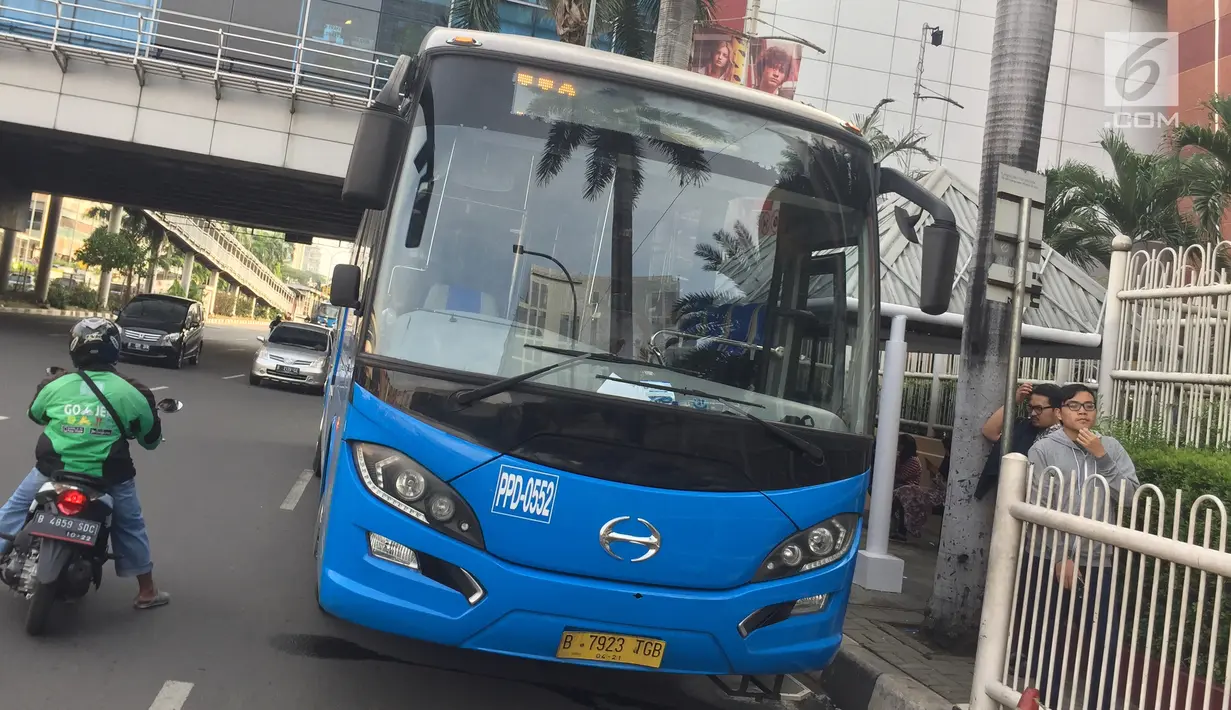 Sebuah armada bus JA Connexion tujuan Bandara Soekarno-Hatta di Tangerang menunggu penumpang di Pondok Indah Mall, Jakarta Selatan, Jumat (29/12). Bus bandara akan diberangkatkan setiap satu jam. (Liputan6.com/Immanuel Antonius)