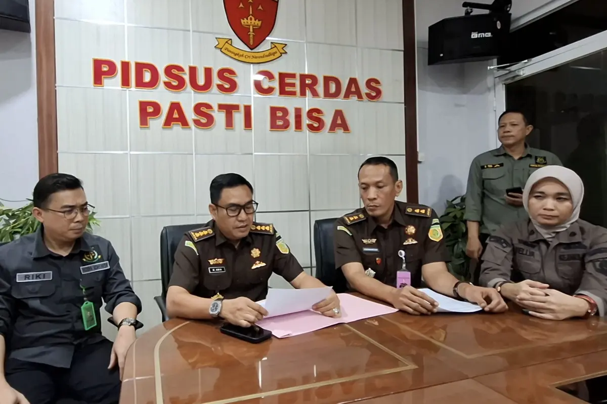 Jumpa pers pengungkapan kasus korupsi anggran proyek pengadaan pemasangan jaringan pipa distribusi SPAM Kota Bandar Lampung di Kejati Lampung. Foto : (Liputan6.com/Ardi).