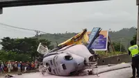 Kondisi helikopter milik PT Indonesia Morowali Industrial Park (IMIP) yang jatuh di Morowali, Sulawesi Tengah, Jumat (20/4). Helikopter akan melakukan pendaratan di landasan helipad tiba-tiba terjadi gangguan mesin sehingga jatuh. (Liputan6.com/Dok. BNBP)