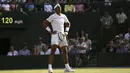 Ekspresi Rafael Nadal saat kehilangan poin saat melawan petenis Luxembourg, Gilles Muller pada hari ketujuh di Wimbledon Tennis Championships 2017, London (10/7/2017). (AP/Tim Ireland)
