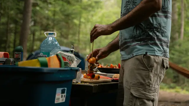 Cara Aman Mengolah Makanan di Alam Terbuka saat Camping dan Glamping