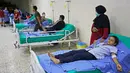 Pasien yang terinfeksi wabah kolera Vibrio menerima perawatan di aula masjid yang diubah menjadi rumah sakit lapangan di Kota Bebnine, Distrik Akkar, Lebanon Utara, Rabu (26/10/2022). Kolera adalah infeksi enterik akut yang disebabkan oleh bakteri Vibrio cholerae yang ada dalam air atau makanan yang terkontaminasi. (AFP/Ibrahim Chalhoub)