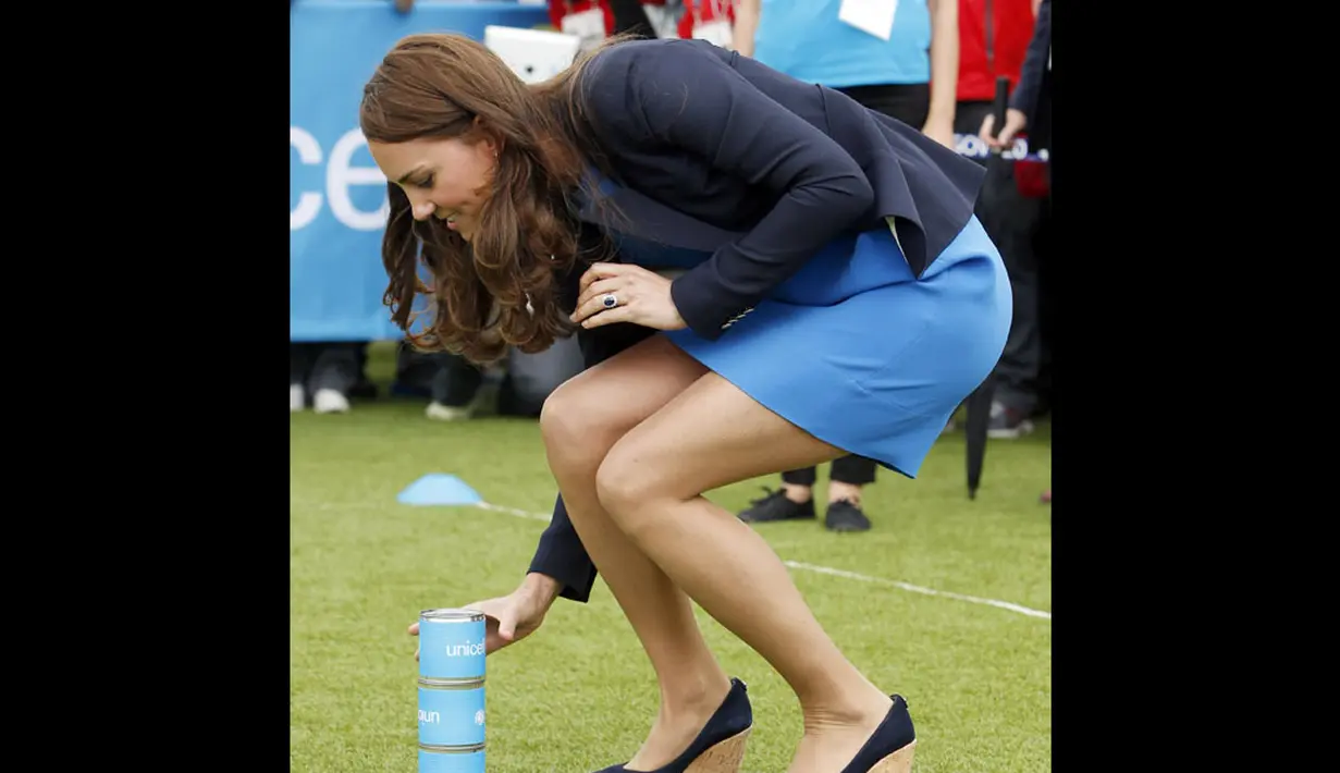 Duchess of Cambridge, Kate Middleton, saat bersiap memainkan permainan asli Afrika Selatan "Tiga Kaleng" di Commonwealth Games Village di Glasgow, Skotlandia, (29/7/2014). (REUTERS/Danny Lawson)