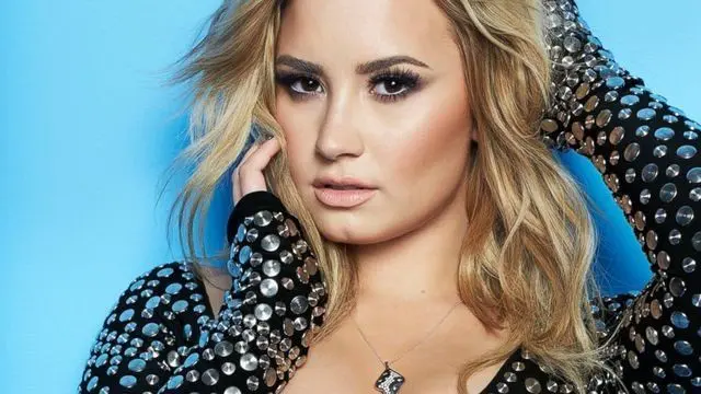 Demi Lovato Pede Posting Foto Hanya Gunakan Lingerie 