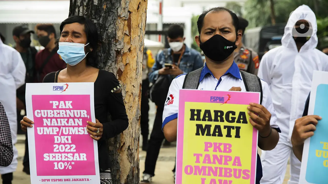 Aksi Buruh Geruduk Balai Kota Jakarta